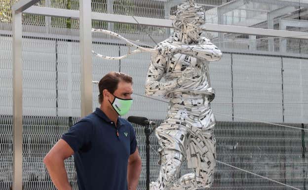 Rafael Nadal, durante la inauguración de su estatua en Roland Garros.  EFE/EPA/Xavi Pladellorens