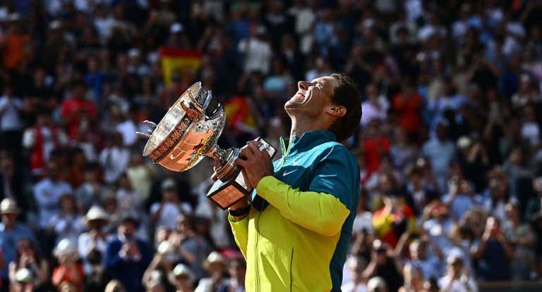 Nadal, ante los miles de aficionados de la pista Philippe Chatrier tras ganar en 2022 su último Roland Garros.