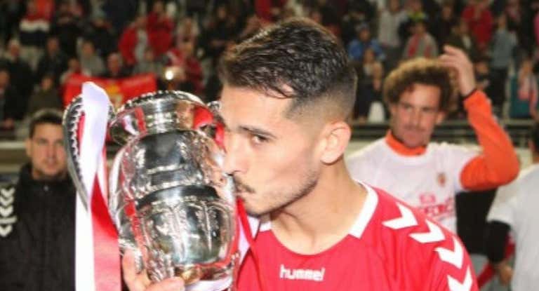 Armando Ortiz besa la Copa Federación que logró como capitán con el Real Murcia.