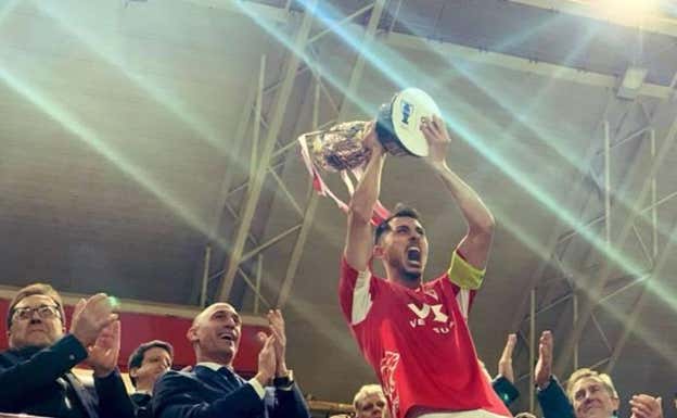 Armando, en 2019, levanta la Copa Federación en presencia de Rubiales.