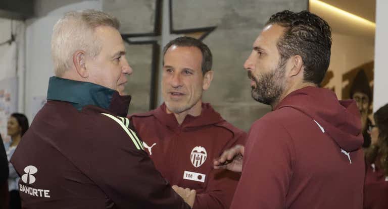 Javier Aguirre, Voro y Rubén Baraja dialogan antes del entrenamiento del equipo ché en Puebla.