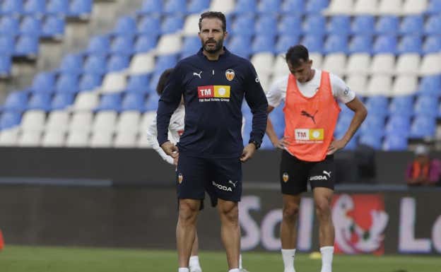 Baraja dirige el entrenamiento en el estadio Cuauhtemoc de Puebla. Efe