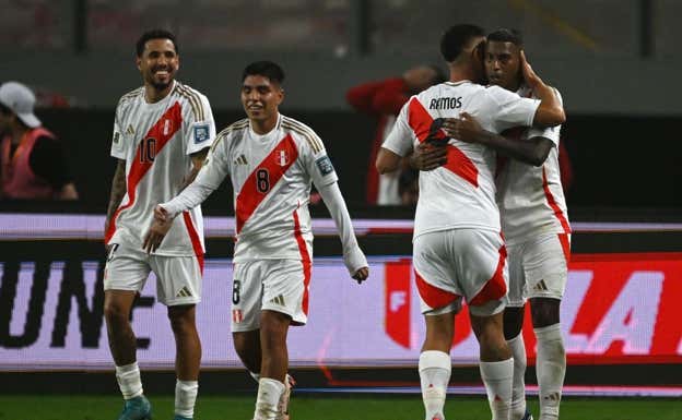 Los jugadores de Perú celebran el triunfo ante Uruguay. AFP