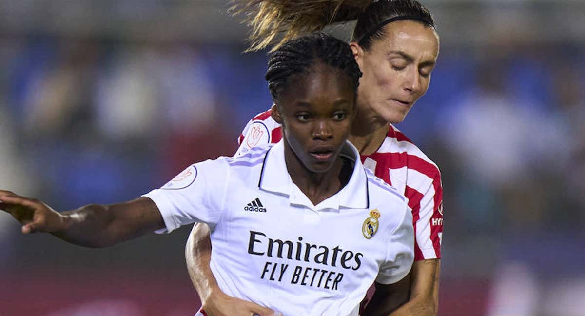 Linda Caicedo, jugadora del Real Madrid, y Ainhoa Moraza, del Atlético, durante un derbi madrileño en los últimos años.