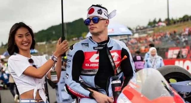 Manu González se pronuncia tras la polémica con el patrocinador chino: “Eran simplemente imágenes relacionadas con el país que nos acogió para la carrera”