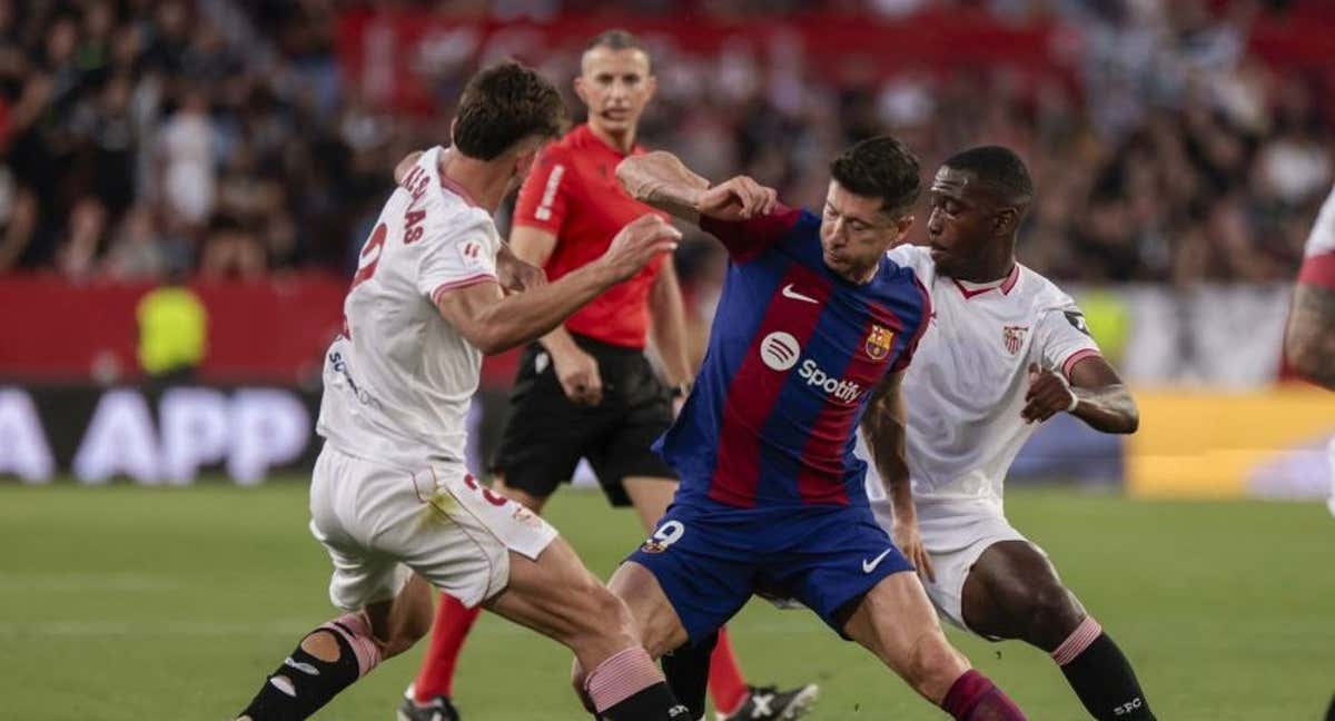Imagen de un enfrentamiento entre el FC Barcelona y el Sevilla el curso pasado.