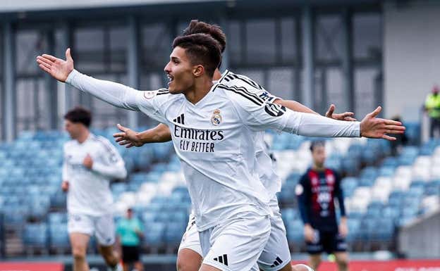 Youssi Enríquez celebra su gol de ayer al Yeclano con el Castilla.  REAL MADRID