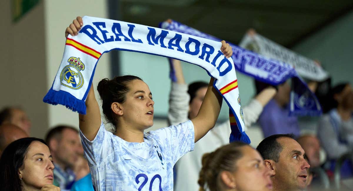 Aficionada del Real Madrid durante el derbi ante el Atlético de Madrid en el estadio Alfredo Di Stéfano.