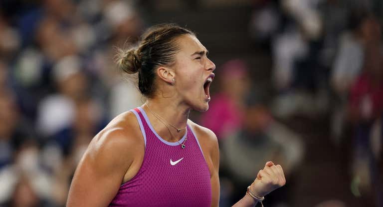 Aryna Sabalenka celebra un punto durante la final.