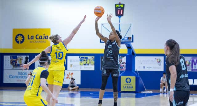 La humedad vuelve a causar estragos… ahora en la Liga Femenina Endesa: «Nos caíamos constantemente e incluso los árbitros»