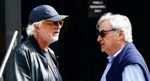 Flavio Briatore coquetea con la cláusula de Carlos Sainz en Williams: “Si quiere venir en 2026, aquí estaremos”