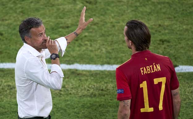 Luis Enrique da instrucciones a Fabián en la Euro 2021.  GETTY