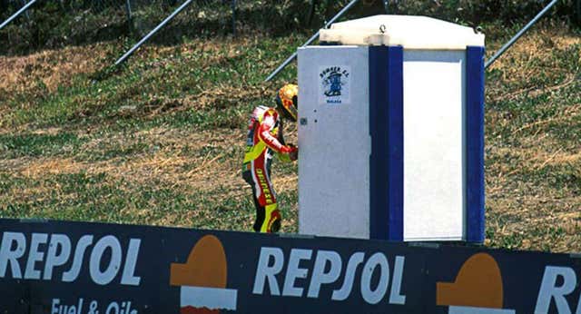 El porqué de la famosa celebración de Valentino Rossi en Jerez 1999: «Algunos pilotos no quieren hablar de posibles victorias, pero él es un animal y lo preparó todo»