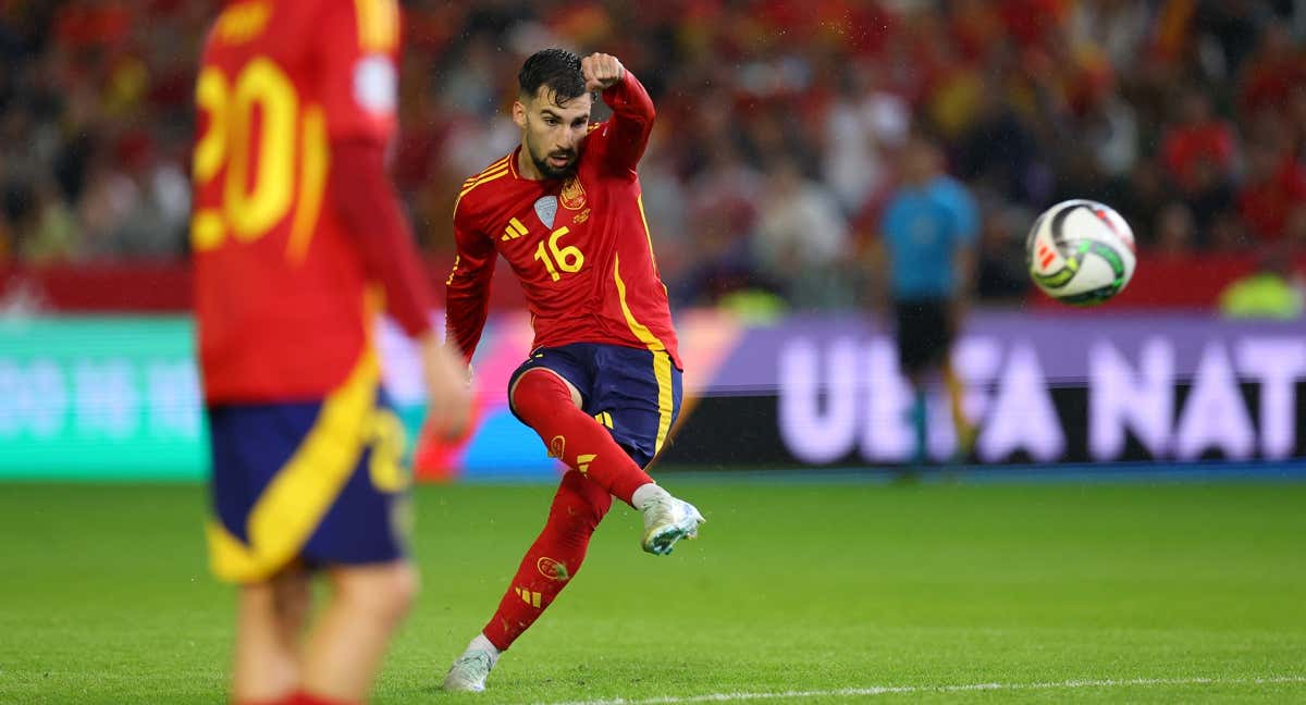 Álex Baena dispara de falta.