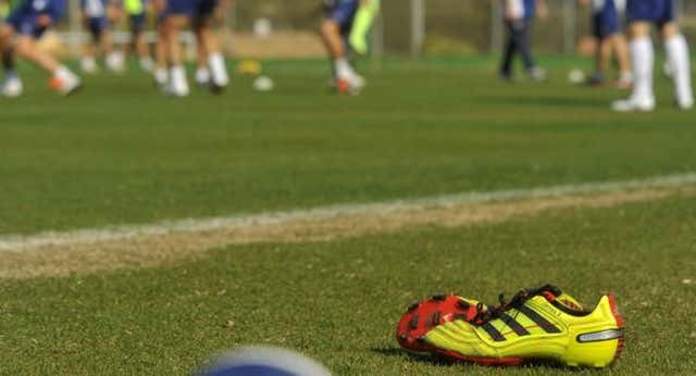 El timo de compra-venta de botas que se extiende por los vestuarios del fútbol español: «Le hice pagos por Bizum por 560 euros»