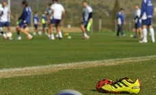 El timo de compra-venta de botas que se extiende por los vestuarios del fútbol español: «Le hice pagos por Bizum por 560 euros»