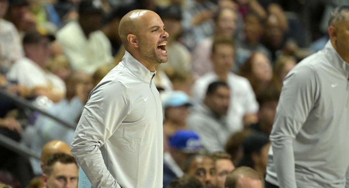 Jordi Fernández en el banquillo de los Brooklyn Nets.