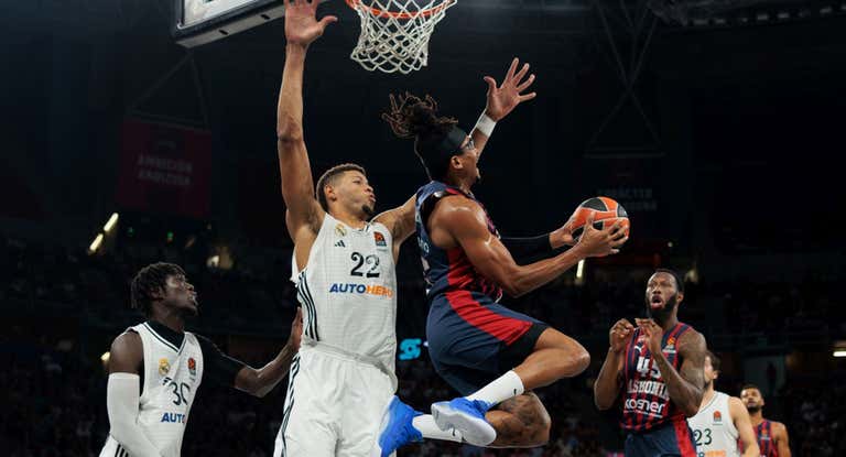 Una entrada a canasta de Chima Moneke ante Edy Tavares.
