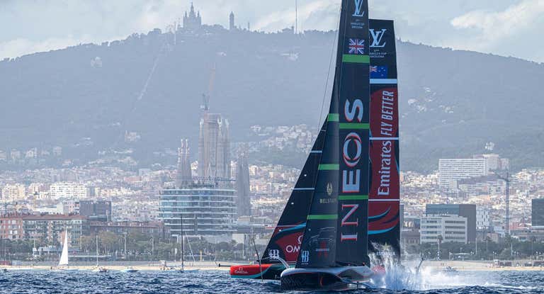 Ineos y New Zealand compiten con la Sagrada Familia como impresionante testigo.