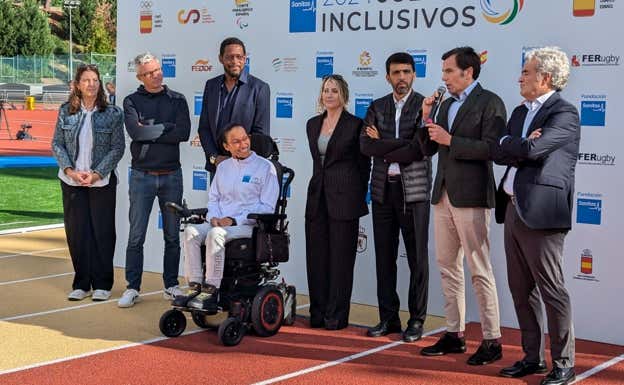 Jonathan Edwards, junto a grandes leyendas del deporte, en la inauguración de los II Juegos Inclusivos de Sanitas.  RELEVO