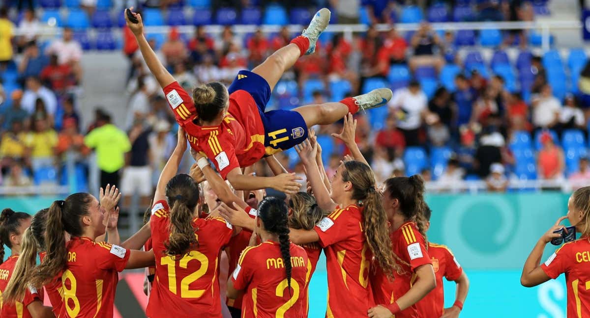 Irune Dorado manteada por sus compañeras tras ser nombrada MVP del partido ante Estados Unidos.