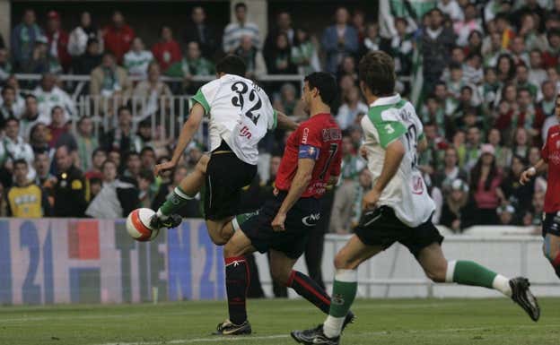 Iván Bolado marca contra Osasuna el gol que da al Racing el pase a la UEFA.  ARCHIVO
