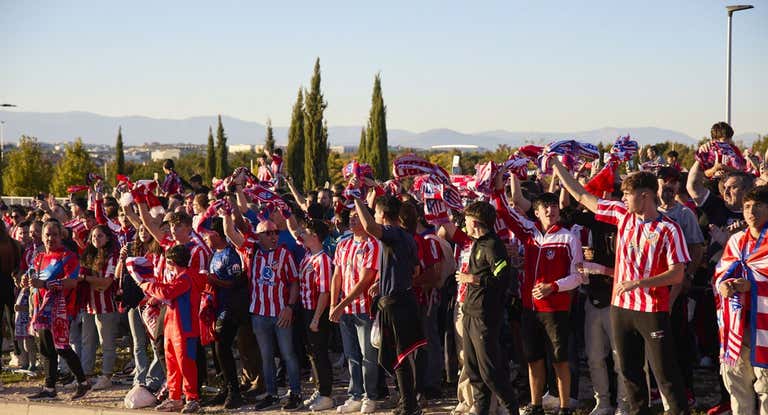 Aficionados del Atlético en las inmediaciones del Metropolitano.