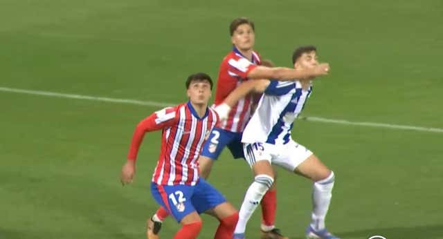 Surrealismo en el Atlético B – Recreativo: le expulsan, se inventa que él no ha sido… ¡y engaña al árbitro!