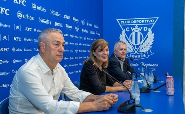 Felipe Moreno, en primer término, al lado de Victoria Pavón en el Leganés.