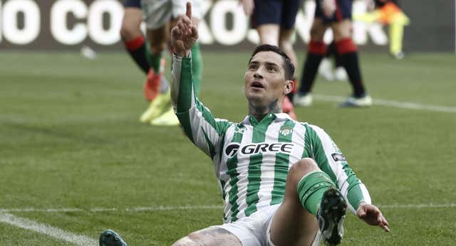 Chimy Ávila cumple la ley del ex y saca de un apuro al Betis