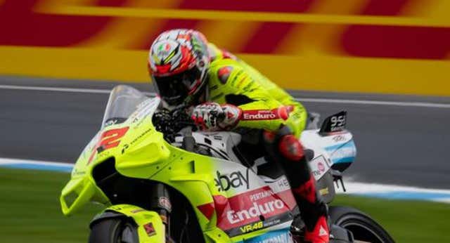Un error de Bezzecchi provoca un escalofriante accidente con Viñales, al que arrolló a más de 200 km/h