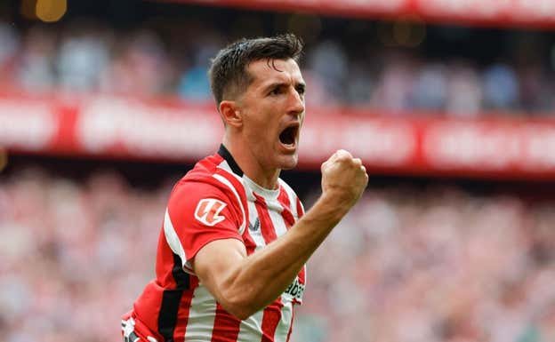 Vivian celebra su gol con un gesto característico. EFE