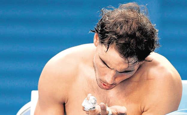 Nadal se mira sus ampollas en la final. EFE