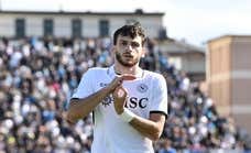 Kvaratskhelia aplica su ley desde el punto de penalti para mantener al Nápoles en lo más alto de la Serie A