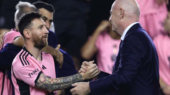 Messi, con la camiseta del Inter Miami, saluda a Gianni Infantino. /AFP