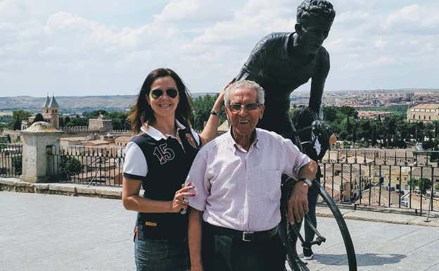 María Victoria, la hija adoptada, y Bahamontes posan delante de la estatua que tiene el corredor en Toledo.  Instagram/Laposadadelcanal