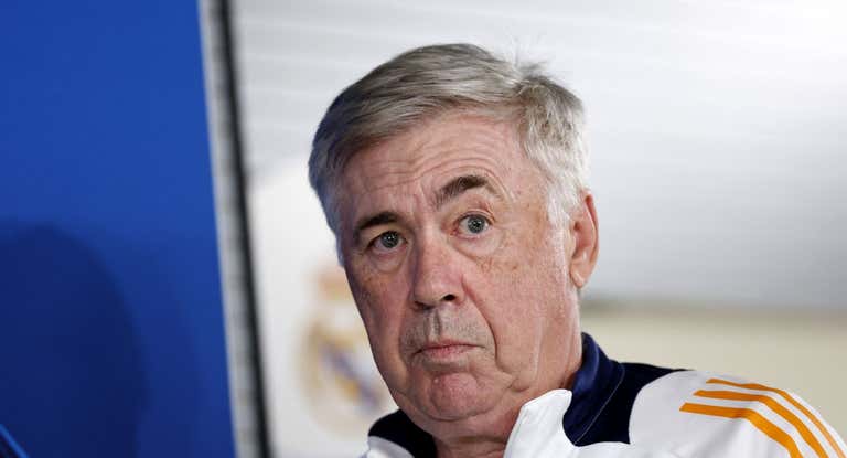 Ancelotti entrando a la conferencia de prensa en Valdebebas.