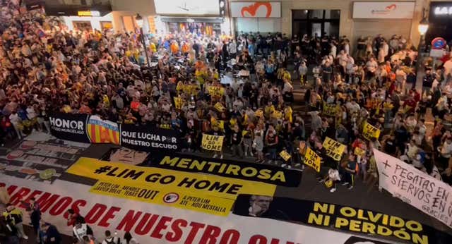 El Valencia de Lim es colista en todo, en la calle hay tensión máxima y Baraja ruega un alto el fuego