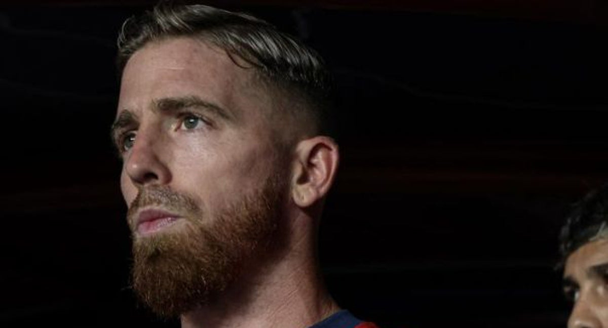 Iker Muniain a la salida del túnel de vestuarios en el encuentro ante Barracas Central.