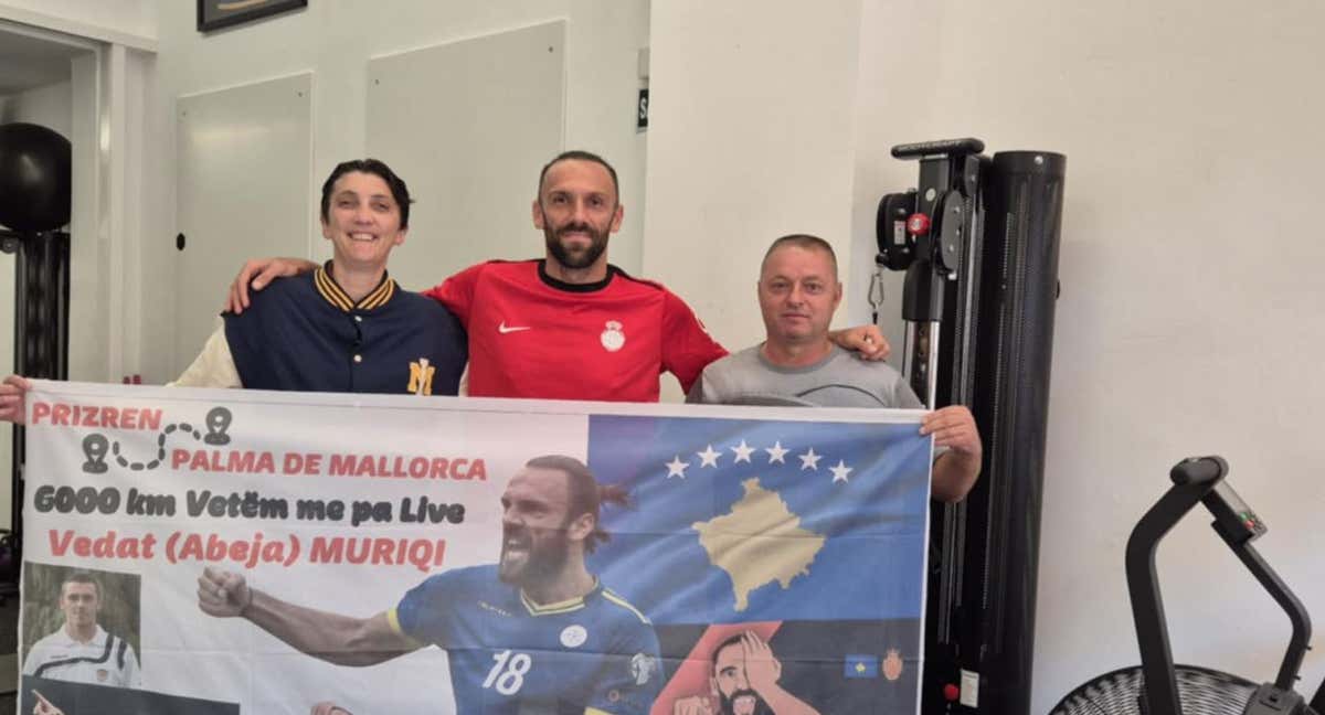Muriqi, junto a dos aficionados kosovares.