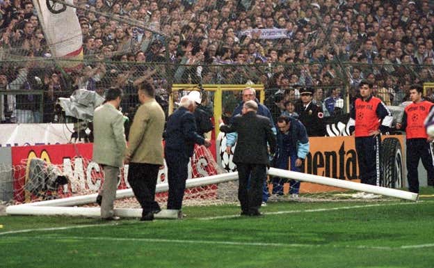 Así quedó la portería del Bernabéu aquel 1 de abril de 1998.  GETTY