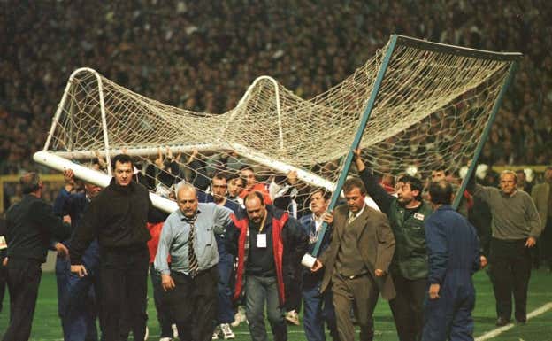 Los operarios del Bernabéu cargan con la nueva portería.  AP