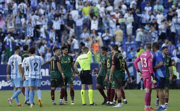 Aarón habla con Unanua antes del penalti LALIGA