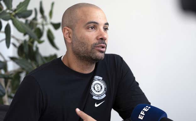 Jordi Fernández, en la rueda de prensa previa a su estreno ante los Nets. Efe