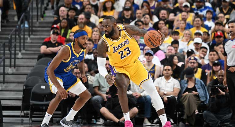 LeBron James durante un partido con Los Ángeles Lakers.