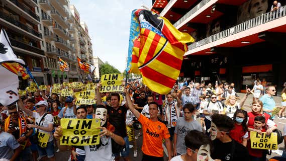 Aficionados del Valencia se manifiestan en contra de Peter Lim. /JESÚS SIGNES
