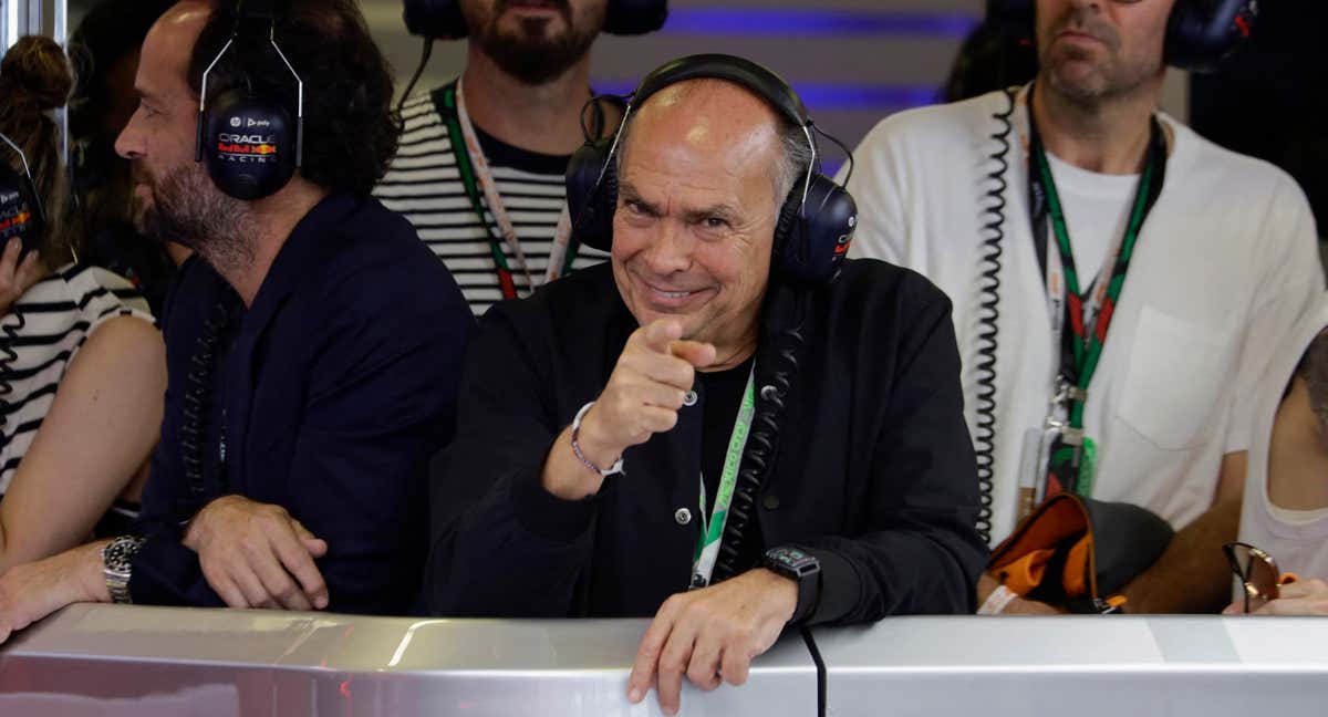 Antonio Pérez, en el box de su hijo Sergio en Red Bull.