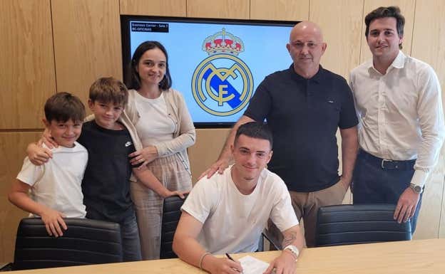 Emanuel, en la firma de su renovación.  CEDIDA