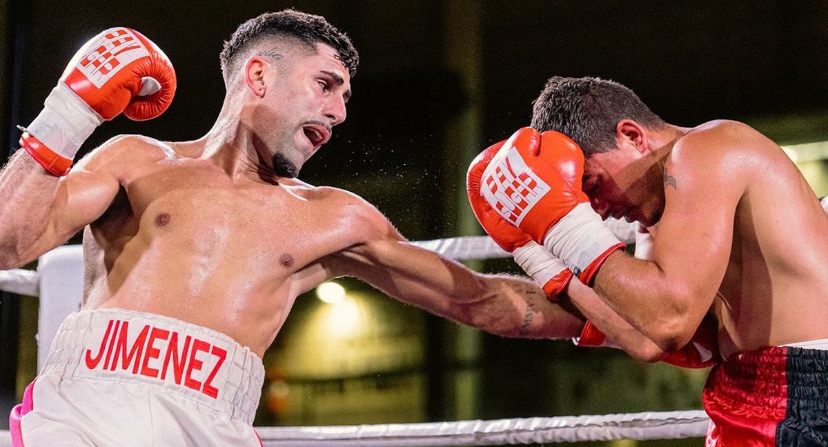 Ethan Jiménez golpea a un rival durante un combate.