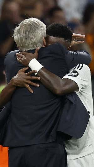 Vinicius se abraza con Ancelotti.  REUTERS